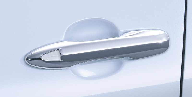 ドアハンドルガーニッシュ（メッキ）は、ドアハンドルにかぶせるタイプのメッキガーニッシュ。メッキの輝きが高級感を演出する。価格1万5400円