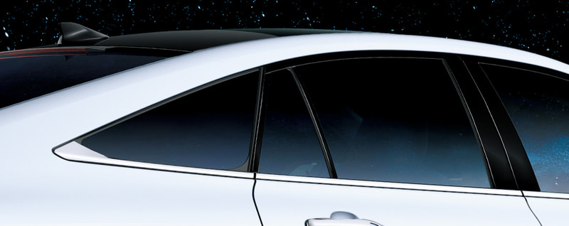 直射日光による肌へのジリジリ感を緩和するIR（赤外線）カットフィルム（スモーク/ダークスモークの2色設定）は、車内の温度上昇を緩和しエアコンの効きも向上させる。価格1万6500円