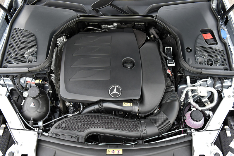 E 200シリーズは直列4気筒1.5リッターターボ「M264」型エンジンと「BSG」「48Vボルト電気システム」などの新技術を採用することで、効率性、快適性、高性能化を同時に実現したパワートレーンを搭載。「M264」型エンジンは単体で最高出力135kW（184PS）/5800-6100rpm、最大トルク280Nm（28.6kgfm）/3000-4000rpmを発生し、WLTCモード燃費はセダンが13.1km/L、ステーションワゴンが12.7km/Lとなっている