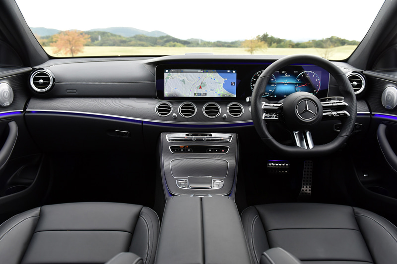 新型Eクラスでは「スポーツ」各モデルとメルセデスAMG各モデルに新世代のステアリングホイールを採用し、近未来的なスポーティさを演出。また、ナビゲーションやインストルメントクラスター内の各種設定や安全運転支援システムの設定を全て手元で完結できる機能性も有するとともに、従来はタッチコントロールボタンへの接触やステアリングホイールにかかるトルクで判定していた、ディスタンスアシスト・ディストロニック使用時のハンズオフ検知機能のために、新たにリムに静電容量式センサーを備えたパッドを採用