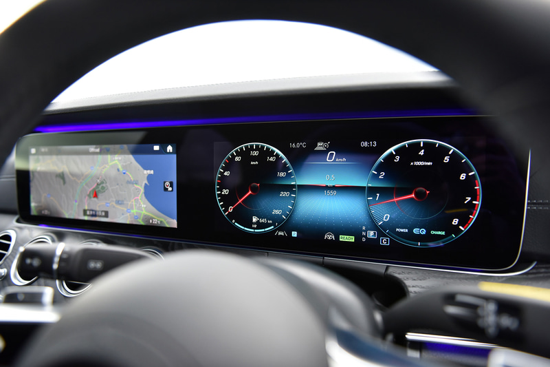 新型Eクラスでは「スポーツ」各モデルとメルセデスAMG各モデルに新世代のステアリングホイールを採用し、近未来的なスポーティさを演出。また、ナビゲーションやインストルメントクラスター内の各種設定や安全運転支援システムの設定を全て手元で完結できる機能性も有するとともに、従来はタッチコントロールボタンへの接触やステアリングホイールにかかるトルクで判定していた、ディスタンスアシスト・ディストロニック使用時のハンズオフ検知機能のために、新たにリムに静電容量式センサーを備えたパッドを採用