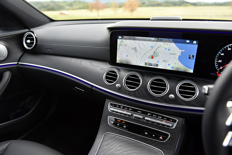 新型Eクラスでは「スポーツ」各モデルとメルセデスAMG各モデルに新世代のステアリングホイールを採用し、近未来的なスポーティさを演出。また、ナビゲーションやインストルメントクラスター内の各種設定や安全運転支援システムの設定を全て手元で完結できる機能性も有するとともに、従来はタッチコントロールボタンへの接触やステアリングホイールにかかるトルクで判定していた、ディスタンスアシスト・ディストロニック使用時のハンズオフ検知機能のために、新たにリムに静電容量式センサーを備えたパッドを採用