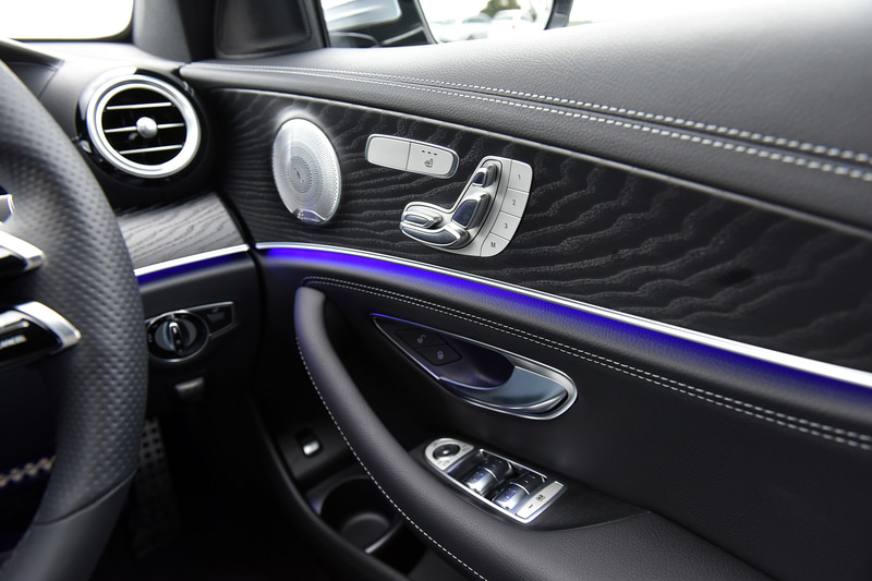 インフォテインメントシステムでは12.3インチの大型ワイドスクリーン2画面を標準装備。また「E 200」と「E 220 d」に従来ピアノラッカー調のトリムが採用されていたセンターコンソールに、新たにインストルメントパネルに採用されるインテリアウッドトリムと同様のウッドトリムを採用することで高級感を高めた