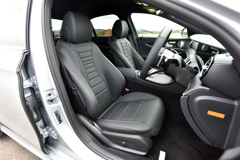 インフォテインメントシステムでは12.3インチの大型ワイドスクリーン2画面を標準装備。また「E 200」と「E 220 d」に従来ピアノラッカー調のトリムが採用されていたセンターコンソールに、新たにインストルメントパネルに採用されるインテリアウッドトリムと同様のウッドトリムを採用することで高級感を高めた