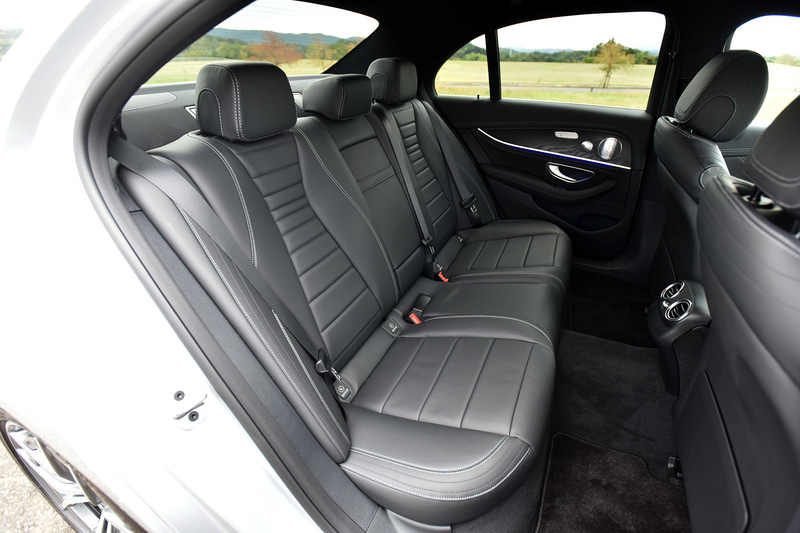 インフォテインメントシステムでは12.3インチの大型ワイドスクリーン2画面を標準装備。また「E 200」と「E 220 d」に従来ピアノラッカー調のトリムが採用されていたセンターコンソールに、新たにインストルメントパネルに採用されるインテリアウッドトリムと同様のウッドトリムを採用することで高級感を高めた