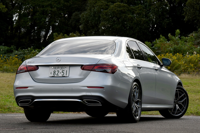今回試乗したのは9月にマイナーチェンジモデルが導入された新型「Eクラス」。写真はベーシックグレードとなる「E 200 スポーツ」（769万円）で、ボディサイズは4940×1850×1455mm（全長×全幅×全高）、ホイールベースは2940mm