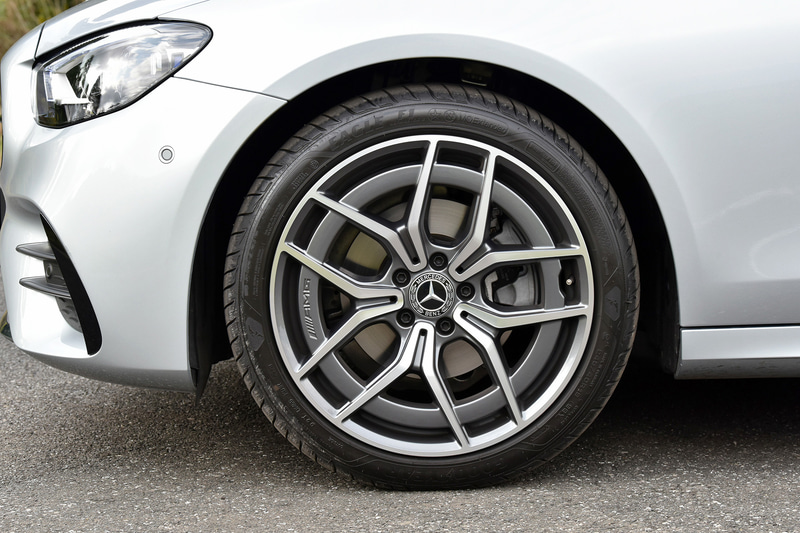 外装のデザインでは、シャープでダイナミックな印象に一新されるとともに、一部グレードをのぞきAMGラインエクステリアが標準装備された。フロントエンドのヘッドライトには最新のメルセデス・ベンツのスポーティモデル群に共通する、上下方向に薄く、わずかに切れ上がるデザインとした。ラジエーターグリルは下部が広がる台形となるとともに、クローム仕上げのダイヤモンドグリルを採用。セダンでは新たに2分割型リアコンビネーションランプも採用されている