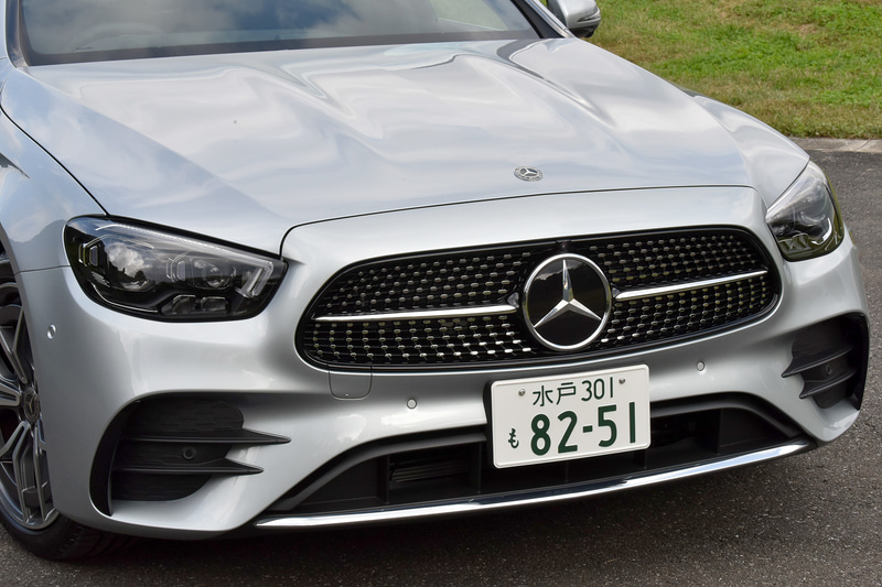 外装のデザインでは、シャープでダイナミックな印象に一新されるとともに、一部グレードをのぞきAMGラインエクステリアが標準装備された。フロントエンドのヘッドライトには最新のメルセデス・ベンツのスポーティモデル群に共通する、上下方向に薄く、わずかに切れ上がるデザインとした。ラジエーターグリルは下部が広がる台形となるとともに、クローム仕上げのダイヤモンドグリルを採用。セダンでは新たに2分割型リアコンビネーションランプも採用されている