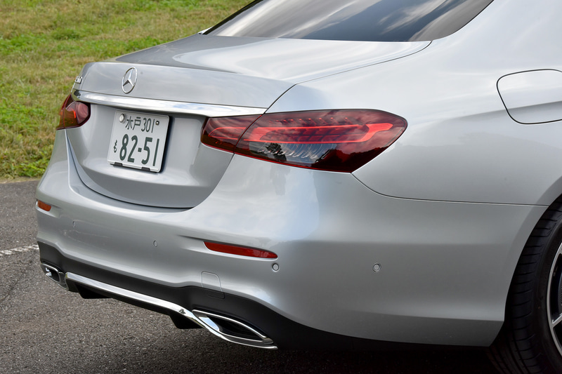 外装のデザインでは、シャープでダイナミックな印象に一新されるとともに、一部グレードをのぞきAMGラインエクステリアが標準装備された。フロントエンドのヘッドライトには最新のメルセデス・ベンツのスポーティモデル群に共通する、上下方向に薄く、わずかに切れ上がるデザインとした。ラジエーターグリルは下部が広がる台形となるとともに、クローム仕上げのダイヤモンドグリルを採用。セダンでは新たに2分割型リアコンビネーションランプも採用されている