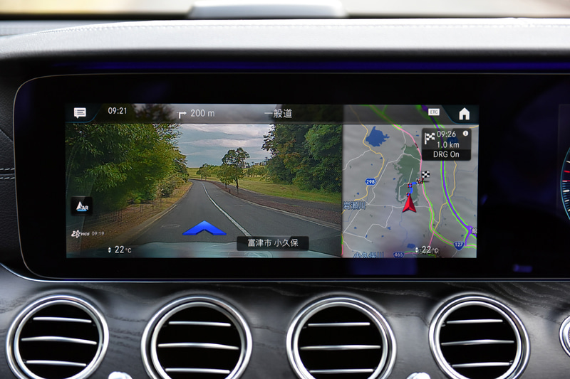 新型Eクラスでは、日本で販売される乗用車で初のAR（Augmented Reality、拡張現実）ナビゲーションを採用。従来では目的地を設定して行先案内をする場合、地図上に進むべき道路がハイライトされるが、今回の新型Eクラスではそれに加えて車両の前面に広がる現実の景色がナビゲーション画面の一部に映し出され、その進むべき道路に矢印を表示する