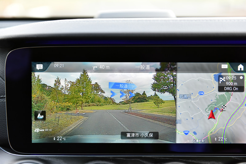 新型Eクラスでは、日本で販売される乗用車で初のAR（Augmented Reality、拡張現実）ナビゲーションを採用。従来では目的地を設定して行先案内をする場合、地図上に進むべき道路がハイライトされるが、今回の新型Eクラスではそれに加えて車両の前面に広がる現実の景色がナビゲーション画面の一部に映し出され、その進むべき道路に矢印を表示する