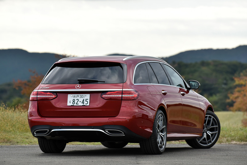 こちらは「E 200 ステーションワゴン スポーツ」（810万円）。ボディサイズは4955×1850×1465mm（全長×全幅×全高）