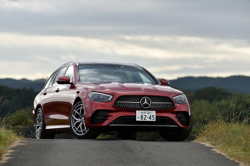 こちらは「E 200 ステーションワゴン スポーツ」（810万円）。ボディサイズは4955×1850×1465mm（全長×全幅×全高）