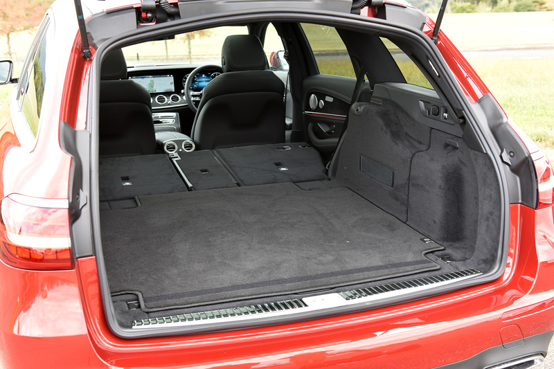 ステーションワゴンのラゲッジスペース