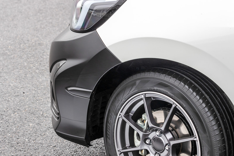 後期型フリードに付いていた「エアロフィン」は、新型フィットにも採用。タイヤハウス内の空気を逃がしてくれる
