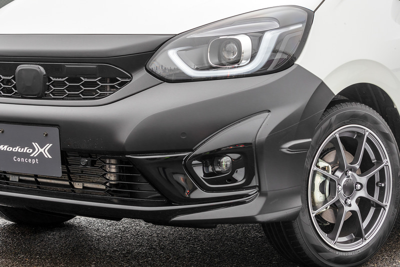 空気抵抗値を増やさない造形にしつつフォグランプを搭載