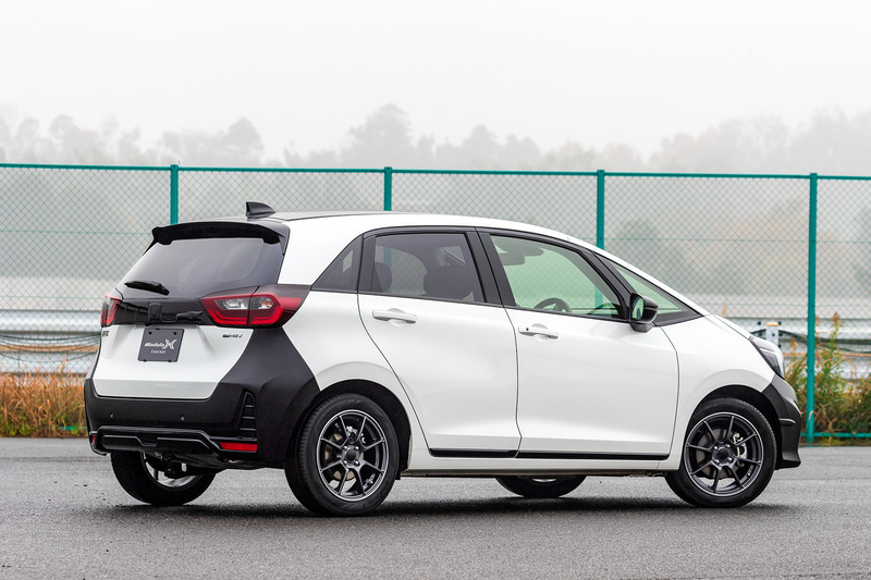 前後バンパーがブラックになっていることで、変更されている範囲が分かりやすい