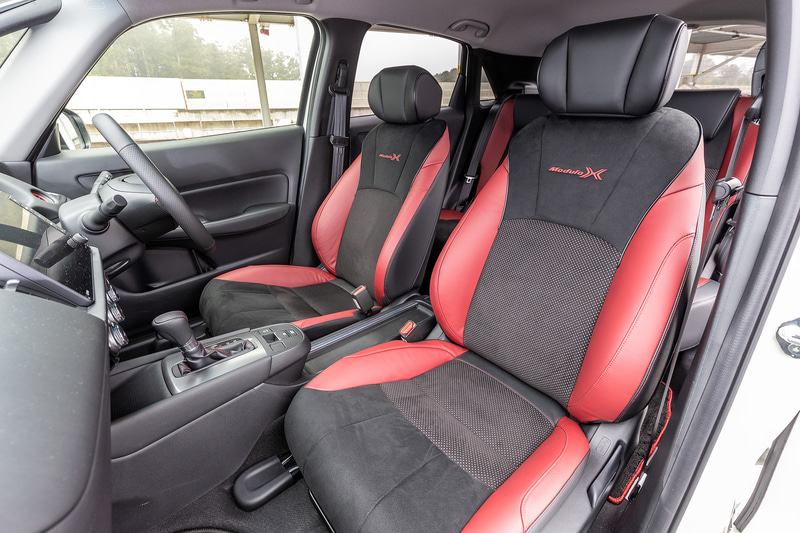 オリジナルのシートも滑り難い素材を使いスポーティな走りに相応しい仕上がり