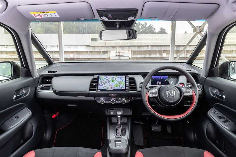 ステアリングのボタン部分がホワイトではなくガンメタリックでスポーティに。またスタートボタンにも「Modulo X」のロゴが入り全体の世界観を高める