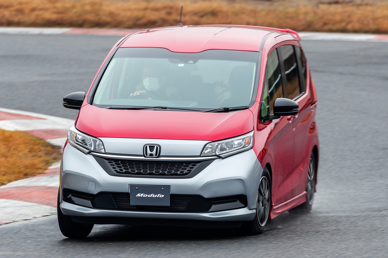 フロントバンパーのみをベースモデルに戻したフリード Modulo X