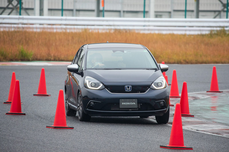 ラインが安定せずついついステアリングを操作してしまうベースモデル