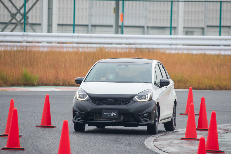 ベースモデルより高い速度でもステアリング一定で通過できてしまう