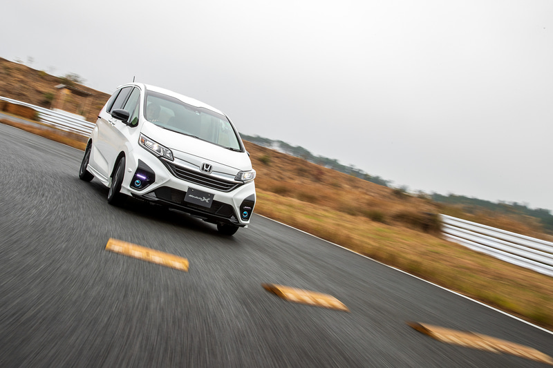 コンプリート状態のフリード Modulo Xは、コーナリング中の段差も穏やかにいなしてくれる