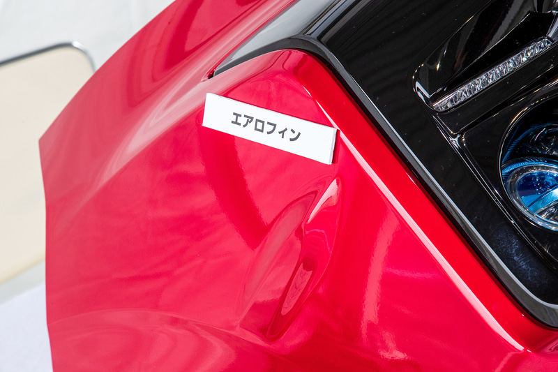 フロントバンパーサイドに設けられたエロフィン。複数付けてみたり、高さを変えてみたり、いろいろ試した結果この場所に1つで落ち着いたという