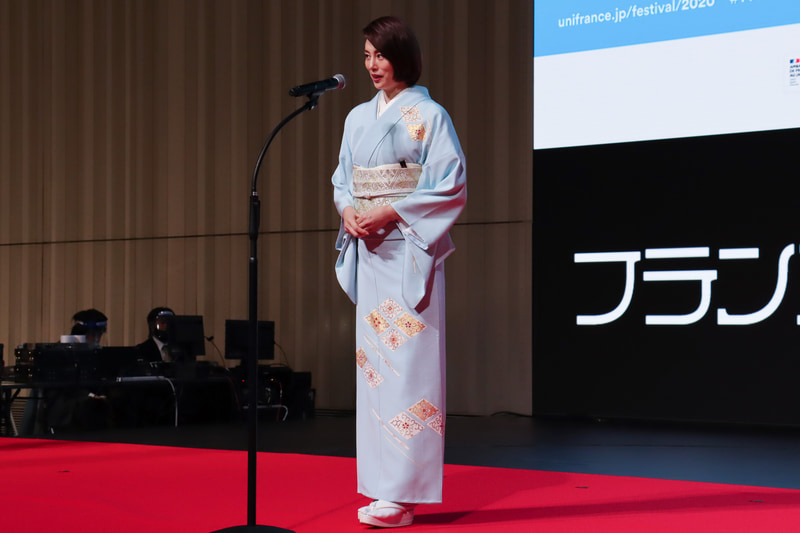 日仏の文化交流ということから米倉さんは青い着物を着用して登壇。また、フランス映画祭の開会宣言も行なった