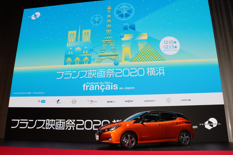 リーフの電気を使ったドライブインシアターを新しい試みとして行なうと語った内田社長。ステージ上にもリーフが展示されていた