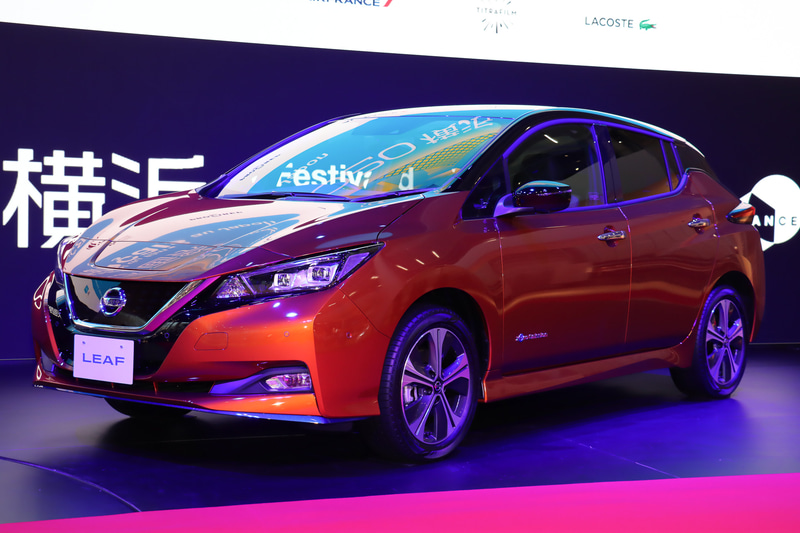 リーフの電気を使ったドライブインシアターを新しい試みとして行なうと語った内田社長。ステージ上にもリーフが展示されていた