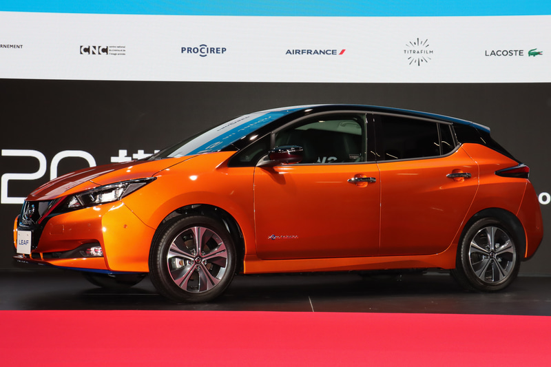 リーフの電気を使ったドライブインシアターを新しい試みとして行なうと語った内田社長。ステージ上にもリーフが展示されていた