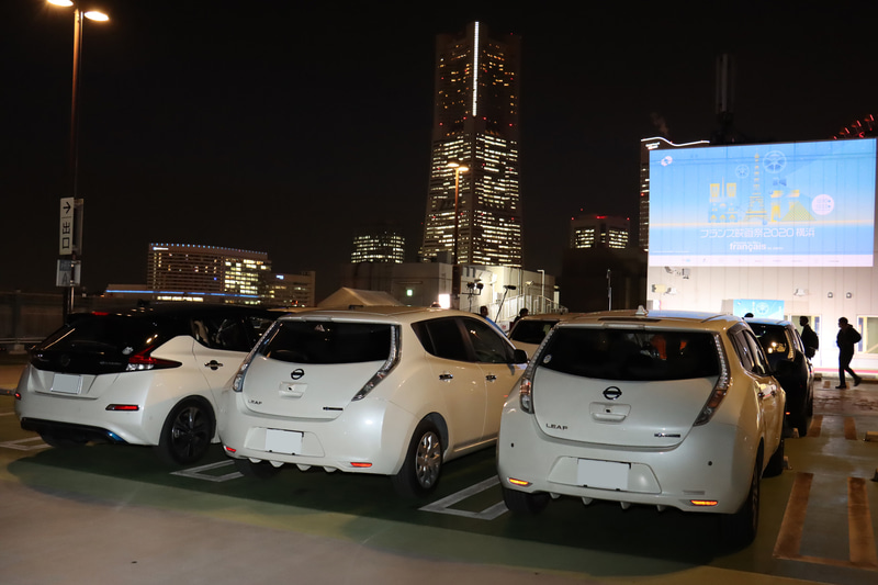 一般オーナーの新旧リーフが集まり、リーフからの給電で実施された“リーフによるリーフのための”ドライブインシアター。EV（電気自動車）の電気でドライブインシアターを展開するのは日本の映画祭として初めての試み