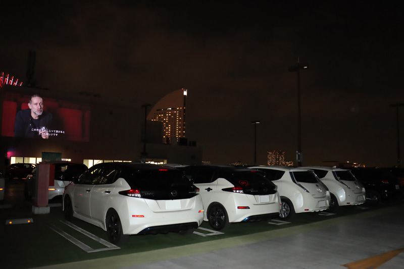 横浜ワールドポーターズの屋上駐車場に20台ほどの新旧リーフが並び、フランス映画祭2020 横浜のオープニング上映作品であるゴッドマザーを上映。映画の上映に先立って行なわれたオープニングでは、司会の「フランス映画祭を楽しみにしている人」などの質問に、ハザードランプを点灯させて答えるといったドライブインシアターならではのコミュニケーションも行なわれた