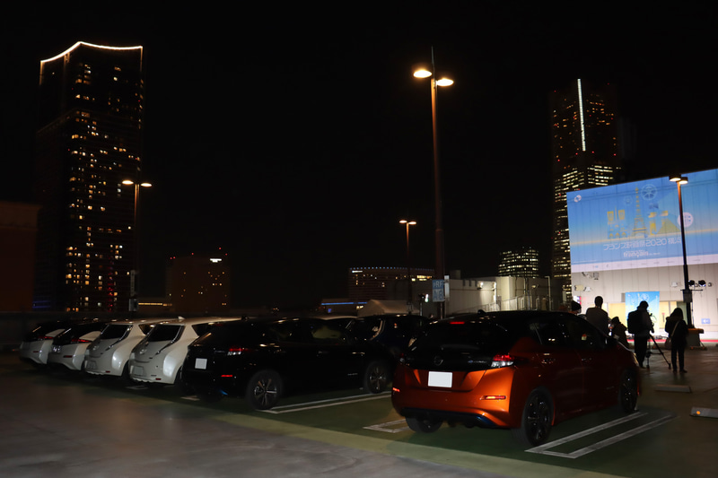 横浜ワールドポーターズの屋上駐車場に20台ほどの新旧リーフが並び、フランス映画祭2020 横浜のオープニング上映作品であるゴッドマザーを上映。映画の上映に先立って行なわれたオープニングでは、司会の「フランス映画祭を楽しみにしている人」などの質問に、ハザードランプを点灯させて答えるといったドライブインシアターならではのコミュニケーションも行なわれた