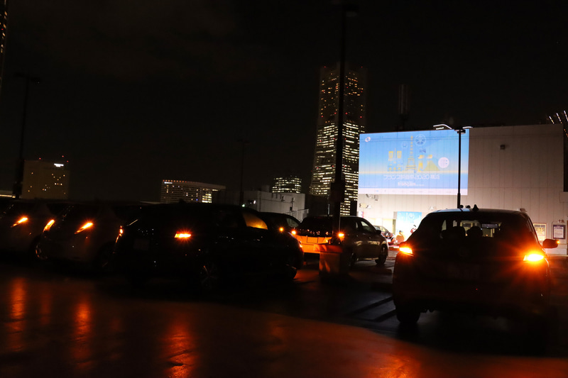 横浜ワールドポーターズの屋上駐車場に20台ほどの新旧リーフが並び、フランス映画祭2020 横浜のオープニング上映作品であるゴッドマザーを上映。映画の上映に先立って行なわれたオープニングでは、司会の「フランス映画祭を楽しみにしている人」などの質問に、ハザードランプを点灯させて答えるといったドライブインシアターならではのコミュニケーションも行なわれた