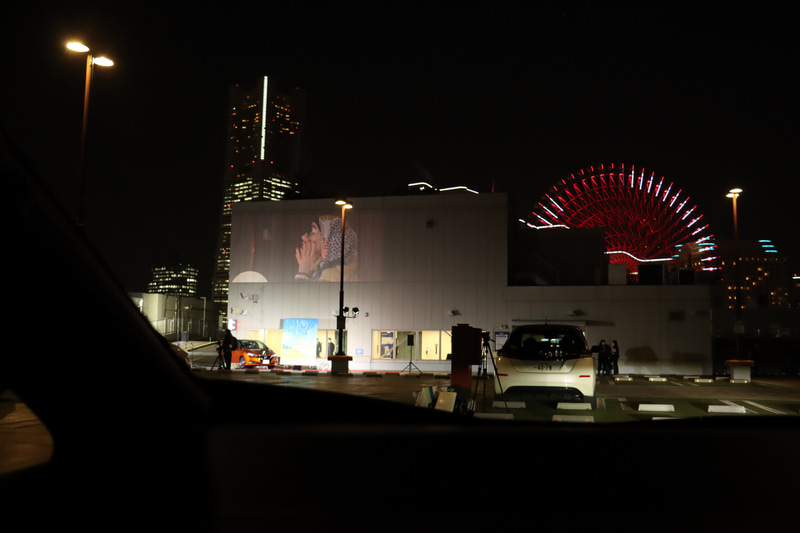 リーフ車内からの様子。スクリーンの後方にランドマークタワーやコスモクロック21、ヨコハマ グランド インターコンチネンタル ホテルなどが借景となっている