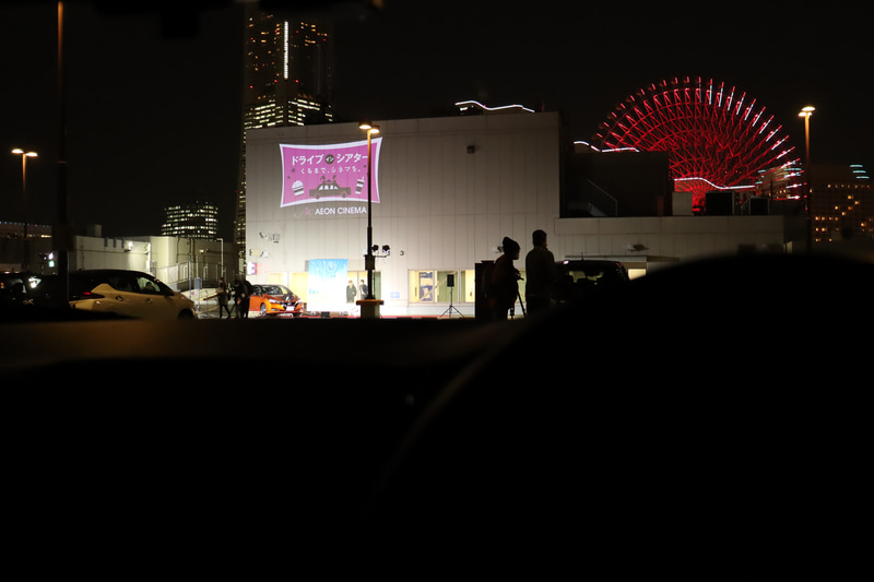 リーフ車内からの様子。スクリーンの後方にランドマークタワーやコスモクロック21、ヨコハマ グランド インターコンチネンタル ホテルなどが借景となっている