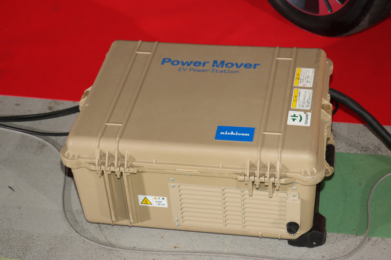 ニチコン製の可搬型パワーコンディショナー「パワームーバー」が使用されていた