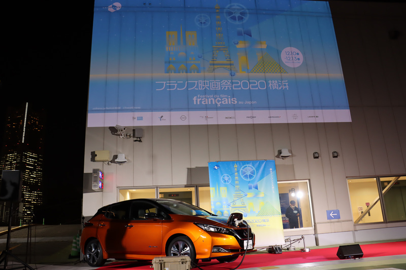 映写用のDLPシネマプロジェクターや照明器具、司会用のマイクなどにリーフから電力を供給