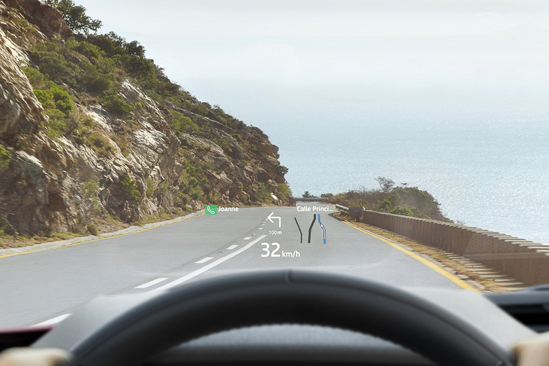 ナビゲーションや走行情報など、さまざまなインフォメーションを表示する高解像度12.3インチインタラクティブドライバーディスプレイのほか、オプションでフルカラーのヘッドアップディスプレイも設定