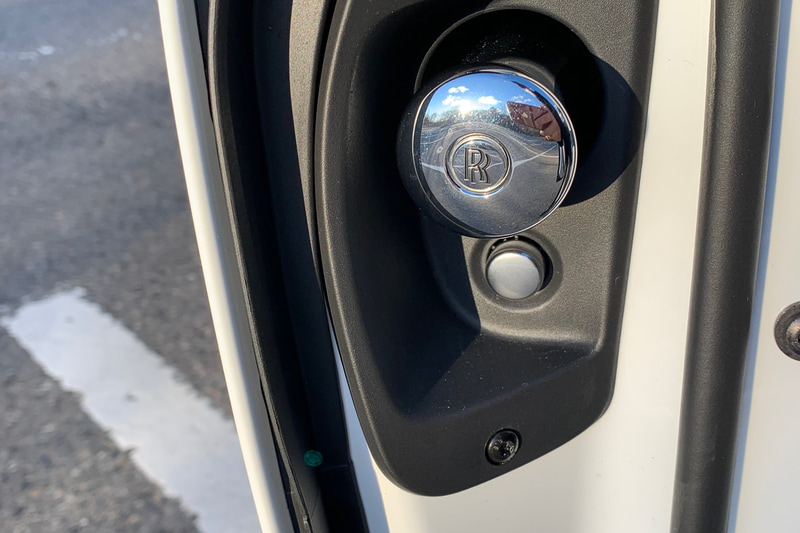 英国と言えば雨。ロールス・ロイスは傘を常備しています。リアドアを開けると隠れています