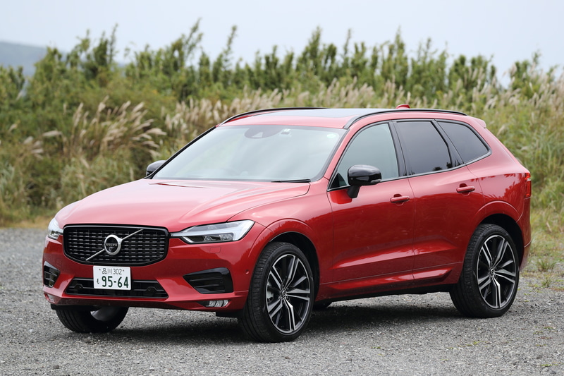 ボルボ「XC60 B6 AWD R-Design」（799万円）。ボディサイズは4690×1915×1660mm（全長×全幅×全高）、ホイールベースは2865mm。車両重量は1940kg（チルトアップ機構付電動パノラマ・ガラス・サンルーフ装着車は＋20kg）。R-Design専用フロントグリルを装着するほか、ドアミラーカバやサイドウィンドウ・トリムがブラックアウトされ、印象を引き締めている