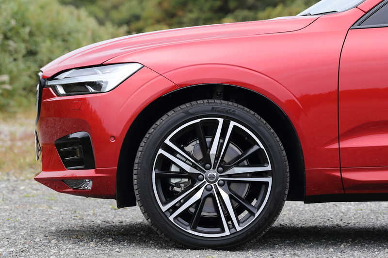 マットブラックのペイントを施したダイヤモンドカットデザインの21インチ5ダブルスポークホイール。装着タイヤは255/40R21サイズのピレリ「P ZERO」