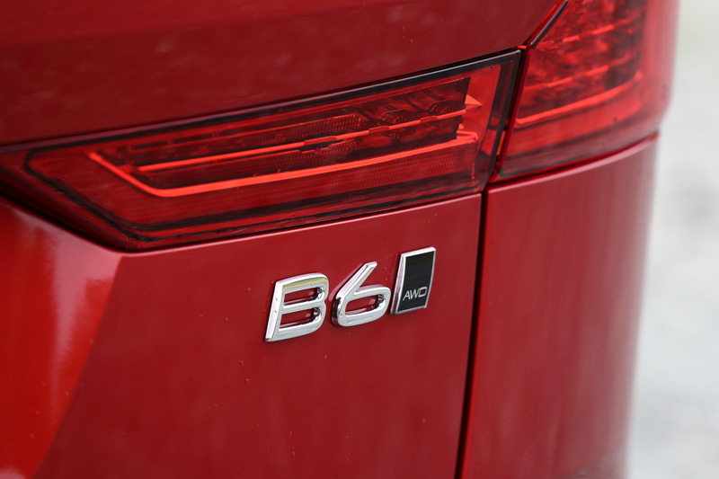 リアに「B6 AWD」のエンブレムを装着