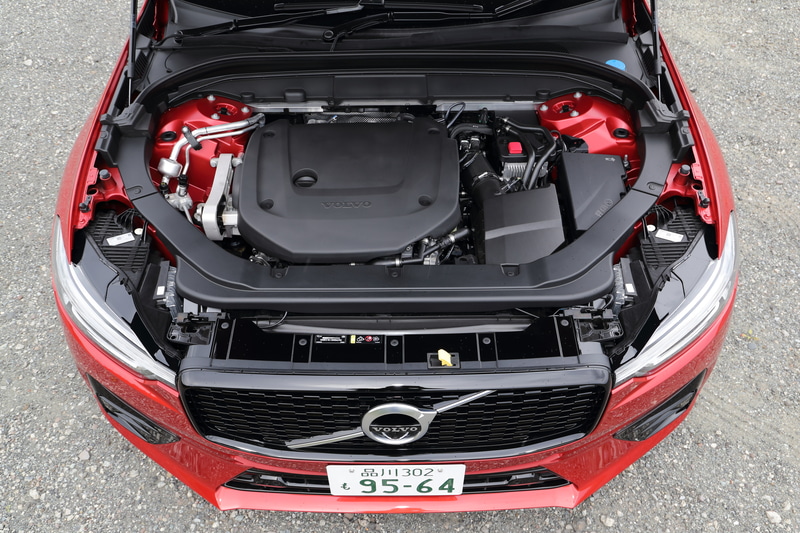 エンジンユニットは、直列4気筒DOHC 2.0リッターガソリンエンジンにターボとスーパーチャージャーを搭載し、電気モーターを組み合わせるマイルドハイブリッドシステムを採用。エンジンは最高出力220kW（300PS）/5400rpm、最大トルク420Nm（42.8kgfm）/2100-4800rpmを、モーターは最高出力10kW/3000rpm、最大トルク40Nm/2250rpmをそれぞれ発生する。トランスミッションは8速AT、駆動方式は4WD。WLTCモード燃費は11.1km/L