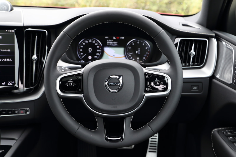 専用メタルメッシュアルミニウム・パネルを用いてスタイリッシュに仕上げられた内装。シート表皮はR-Design専用オープングリッドテキスタイル/ファインナッパレザー・コンビネーションとなる