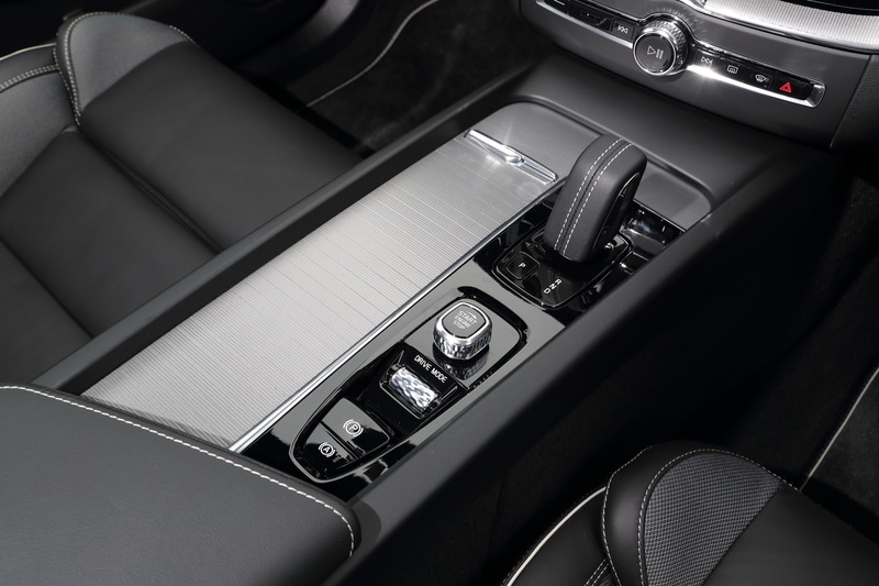 センターコンソールにはスマートフォンの非接触充電が追加された