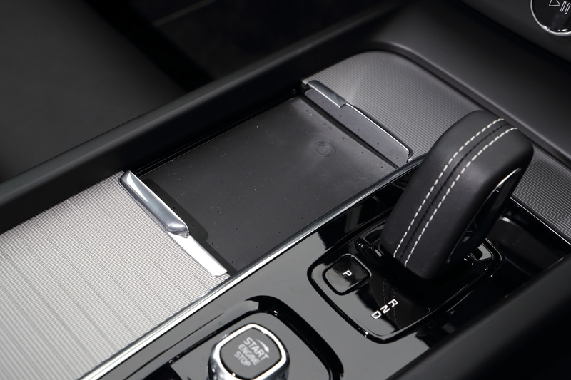 センターコンソールにはスマートフォンの非接触充電が追加された