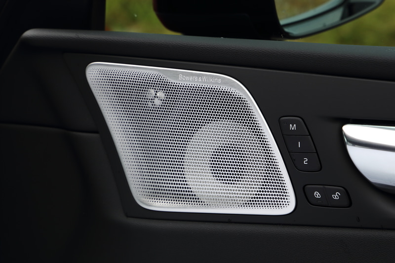 オプションのBowers＆Wilkinsプレミアムサウンド・オーディオシステム（1100W、15スピーカー）